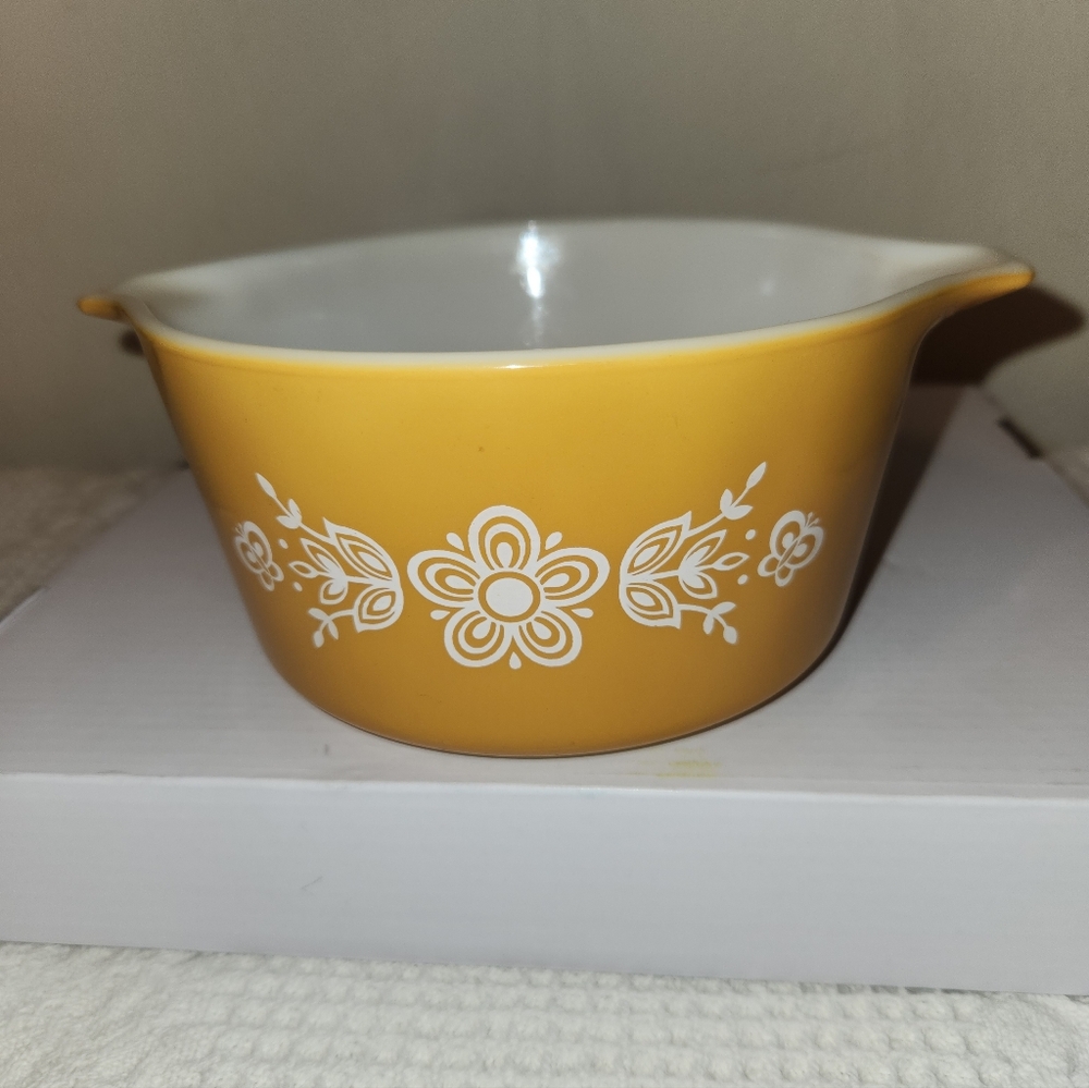 Vintage Pyrex Golden Butterfly White Floral Bakeware 1 QT 473